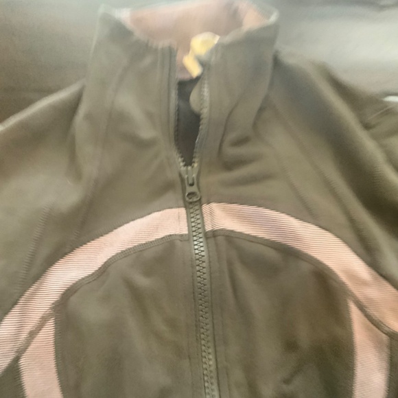 Lululemon Define Jacket , Size 6, worn 4 times, MSRP$118 Excellent condition - Picture 5 of 8